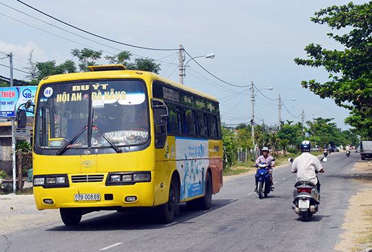 Xe buýt đi qua sân bay Chu Lai